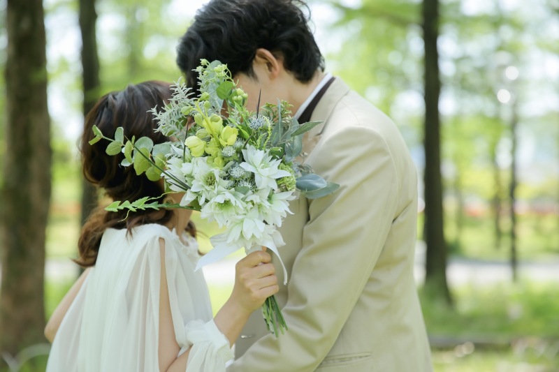 ブーケで隠して…