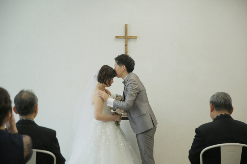 わあっと祝福の歓声があがったウェディングキス