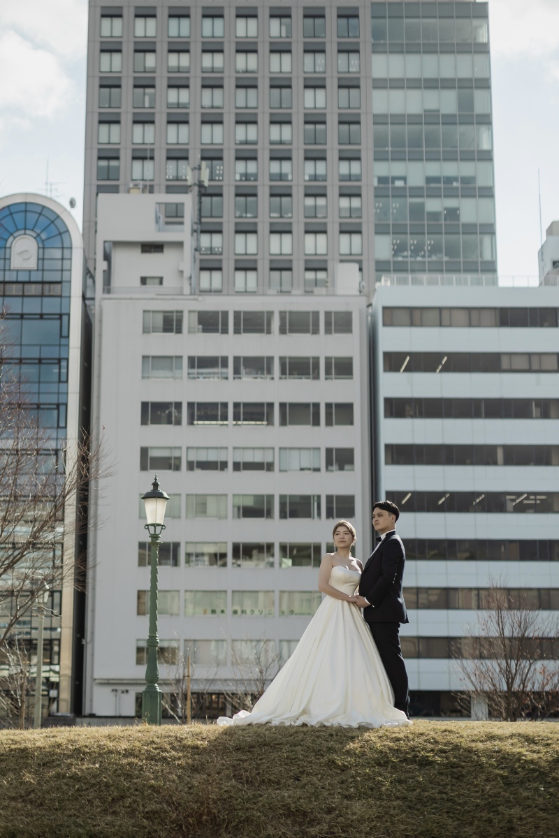 遠くを見つめる