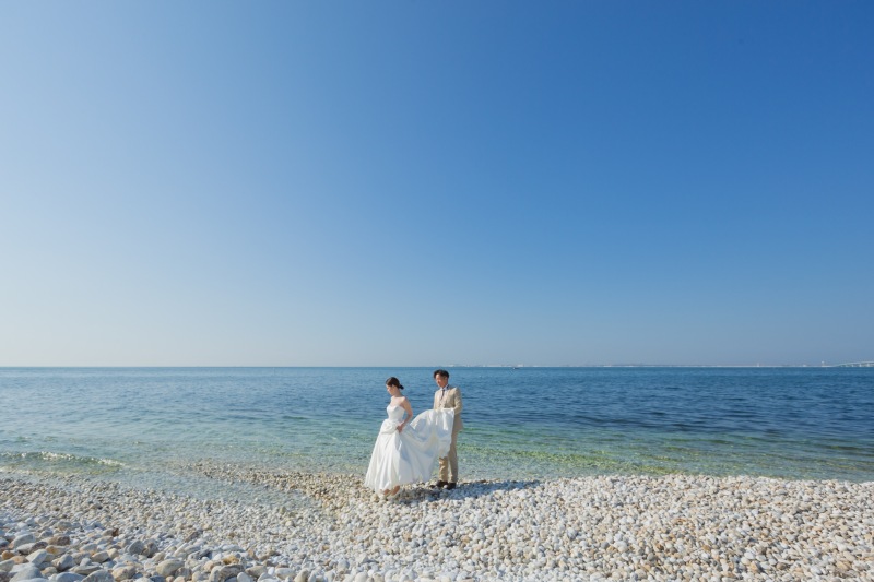 真っ青な海と空を背景に