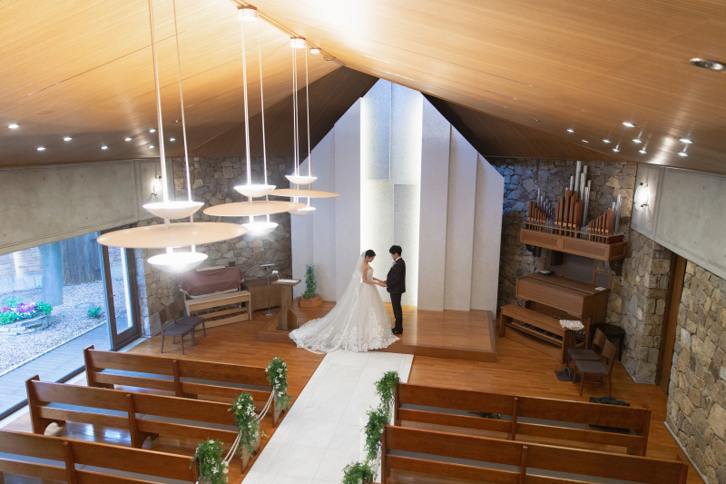 木の温もりを感じるナチュラルチャペル