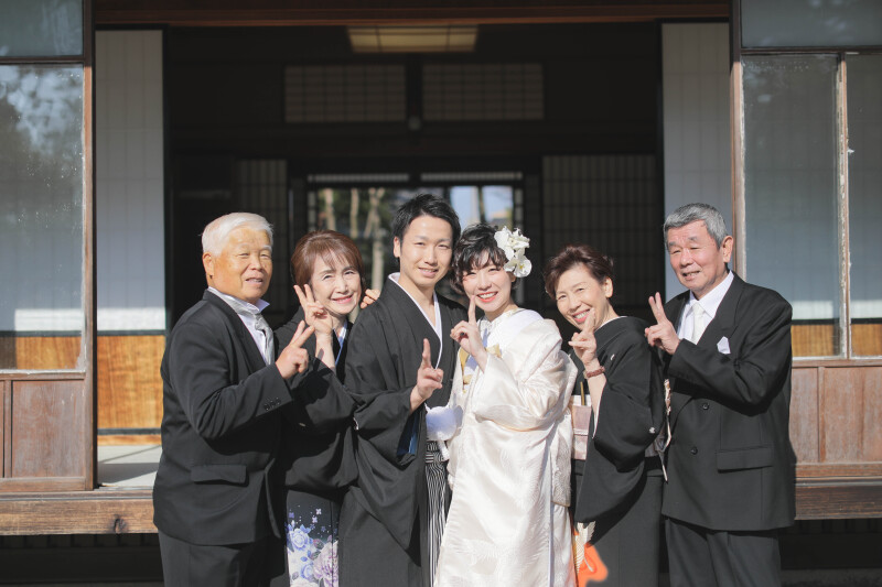 両家が寄り添って幸せいっぱい