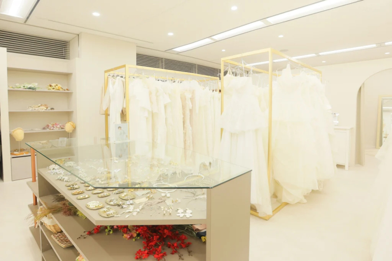 新作ドレスからクラシカルなドレスまで、様々なドレスをどこよりも多く取り揃えております。お気に入りがきっと見つかるはず！入荷したてのトレンドカラーのカラードレスもオススメです。