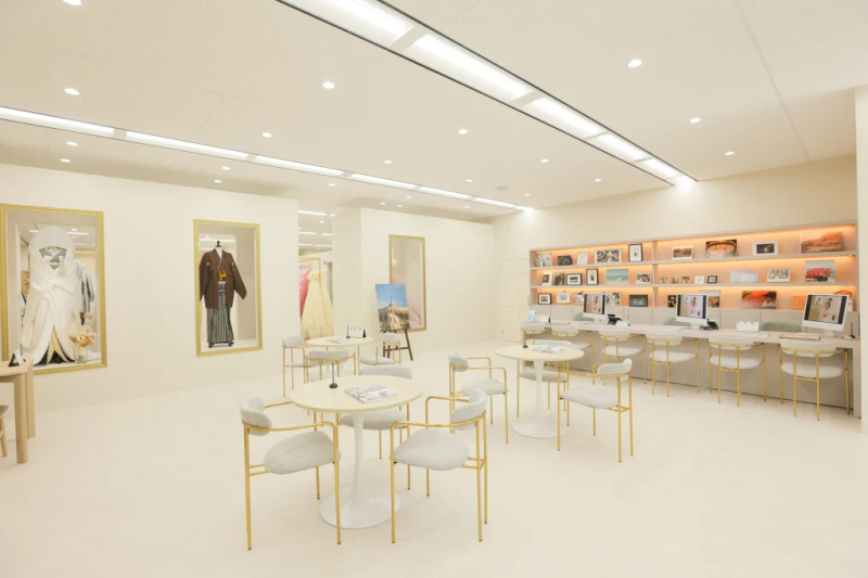 ステキな結婚写真を撮るには、まずご希望をお伺いするところから。広々としたスペースに、まるでおうちにいるかのような、楽しい家具を揃えてお待ちしています。おしゃべりしながらご希望をお聞かせください。