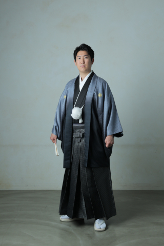 紋付：グレーグラデーション　袴：黒格子
