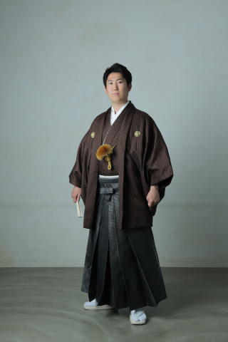 紋付：ブラウン　袴：黒格子