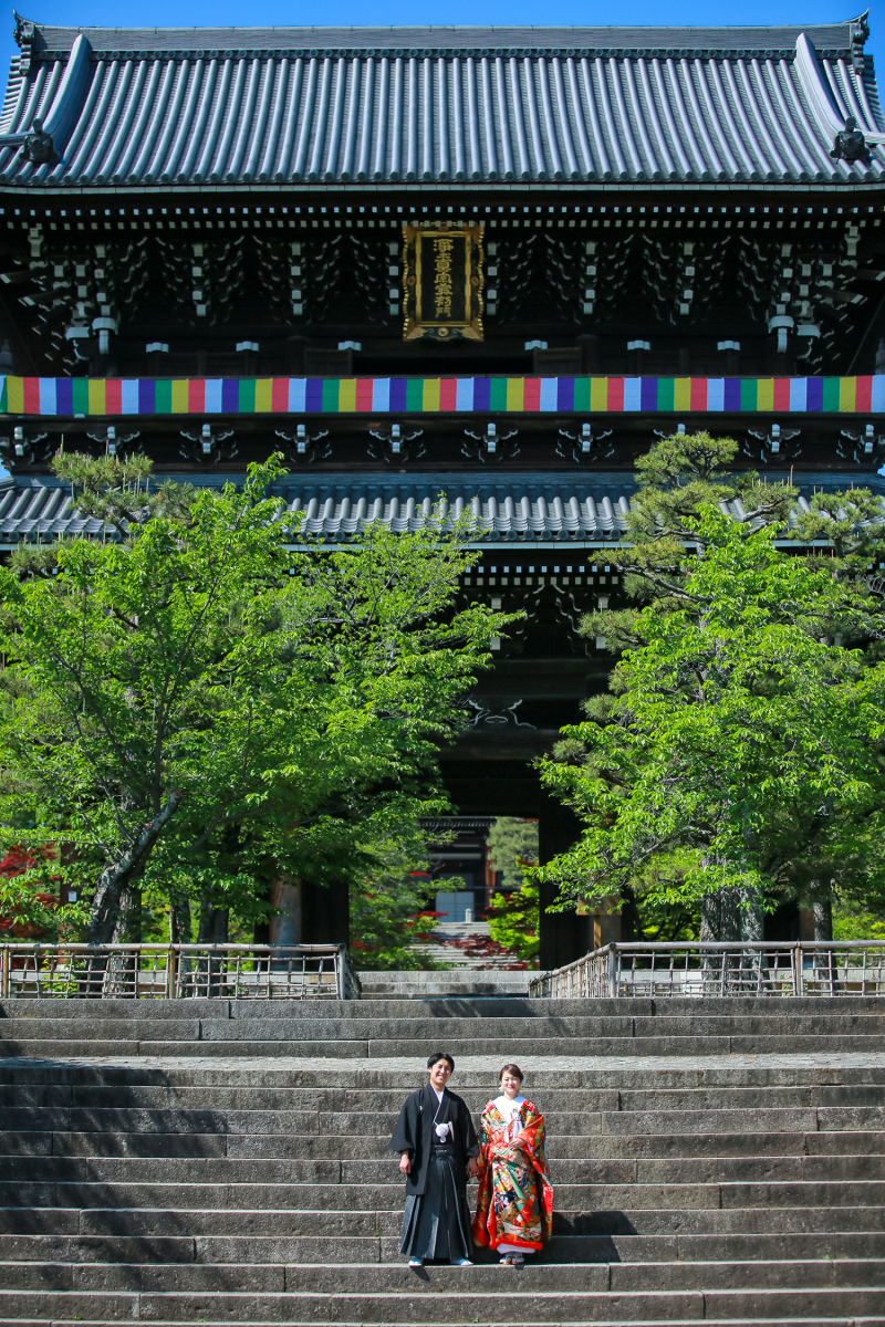 スケール満点の山門です。