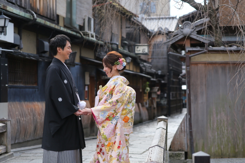 手を取り合って