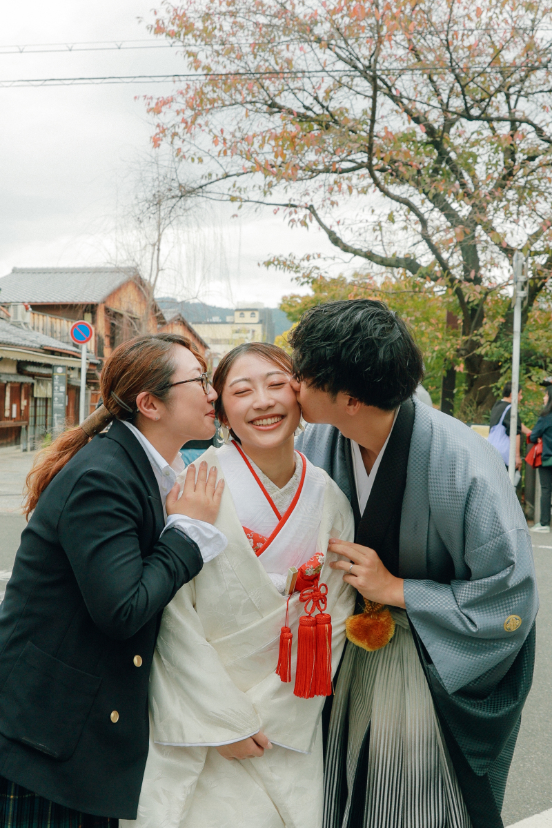 新婦様を愛するお二人のキスシーン。