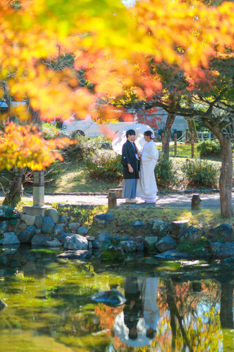 自然の彩りが和装の美しさを一層引き立てる