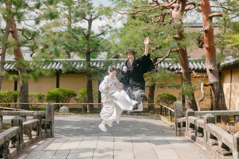 大覚寺内の小道で大きくジャ〜ンプ!!