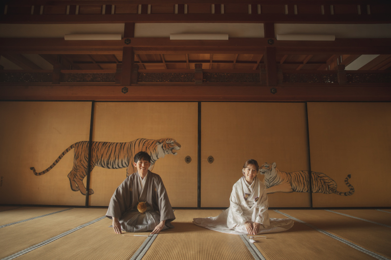 お堂の中では正座でのカットも