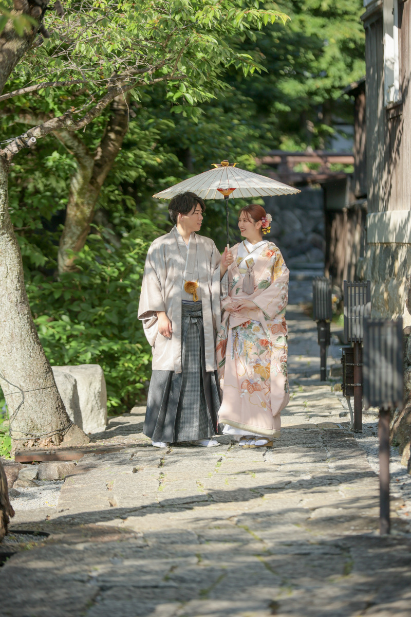 歴史ある街並みの中を散歩風に。