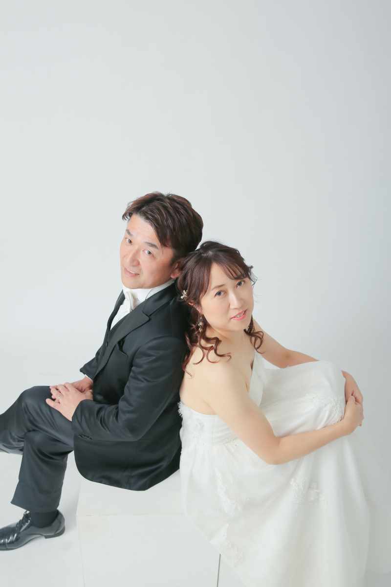 背中を合わせてカメラ目線!