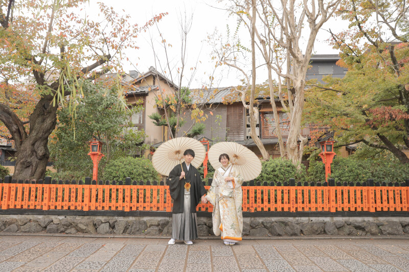 祇園の玉垣の前で