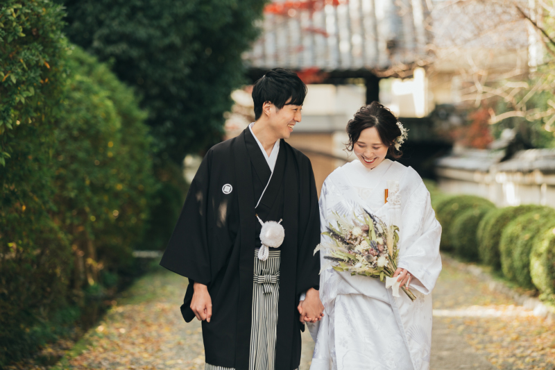 境内に向かいます