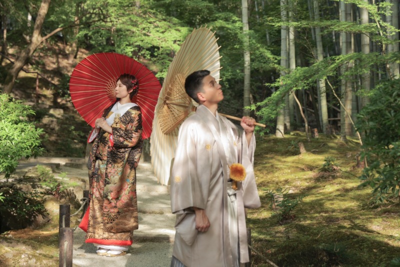 紅白の番傘と一緒に