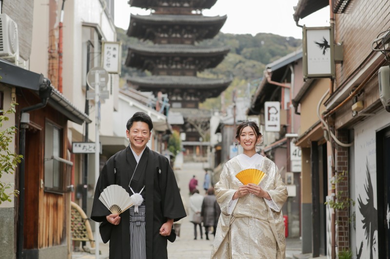 和装で冬の八坂を…