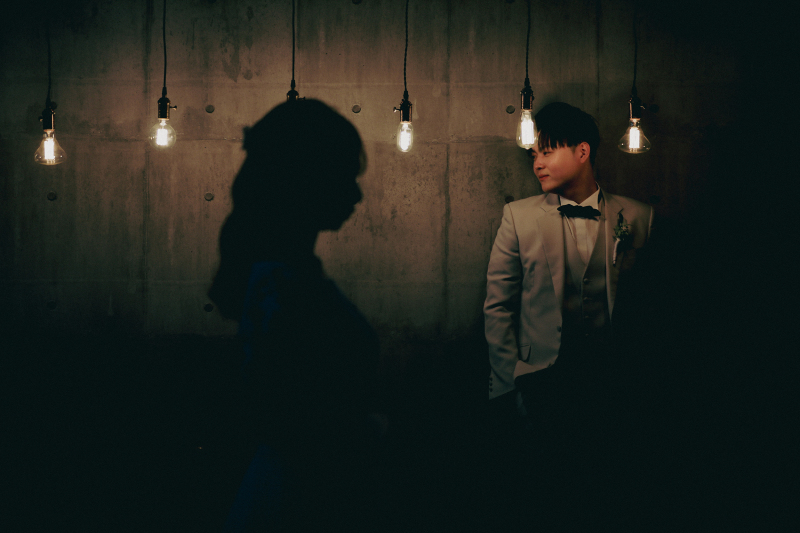 次に、新婦様をシルエットにしたクールな一枚です。