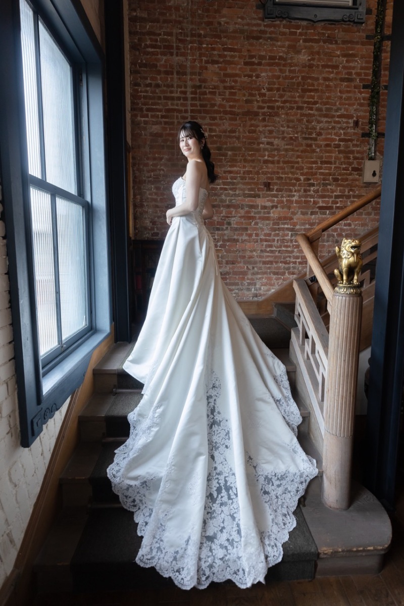 豪華な階段を使ってトレーンを美しく生かした一枚