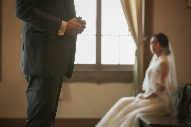 ご新婦様を待つご新郎様。