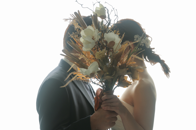 ブーケで顔隠し