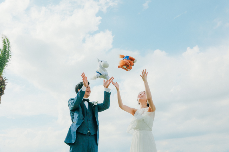 天気に恵まれたマイアミ浜で洋装