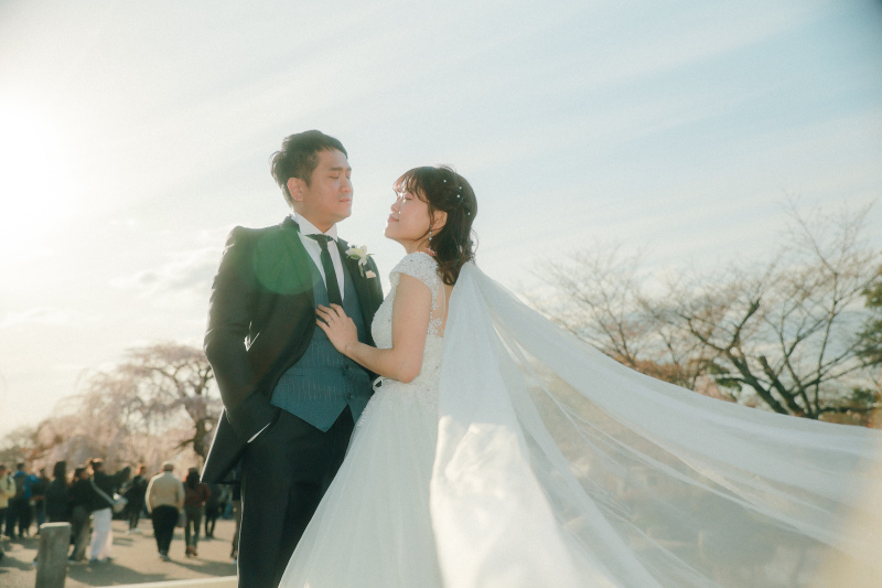 夕陽が差し込む中で