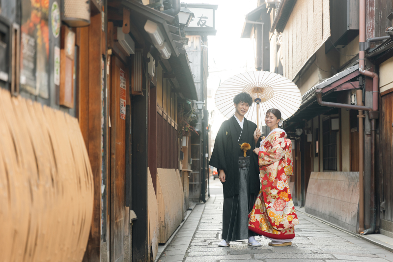 京都らしい街並みの路地で。