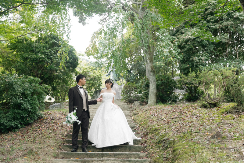 仲良く手をとりあって