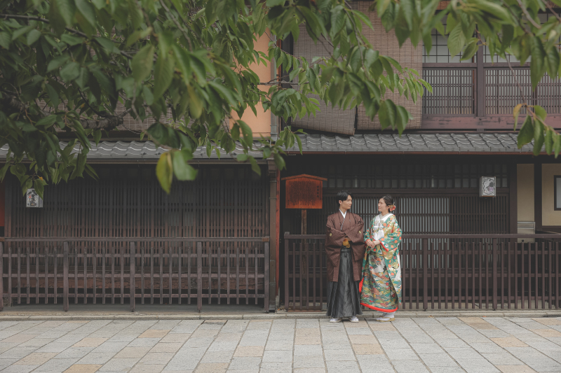 祇園の街並みに溶け込むおふたり♪