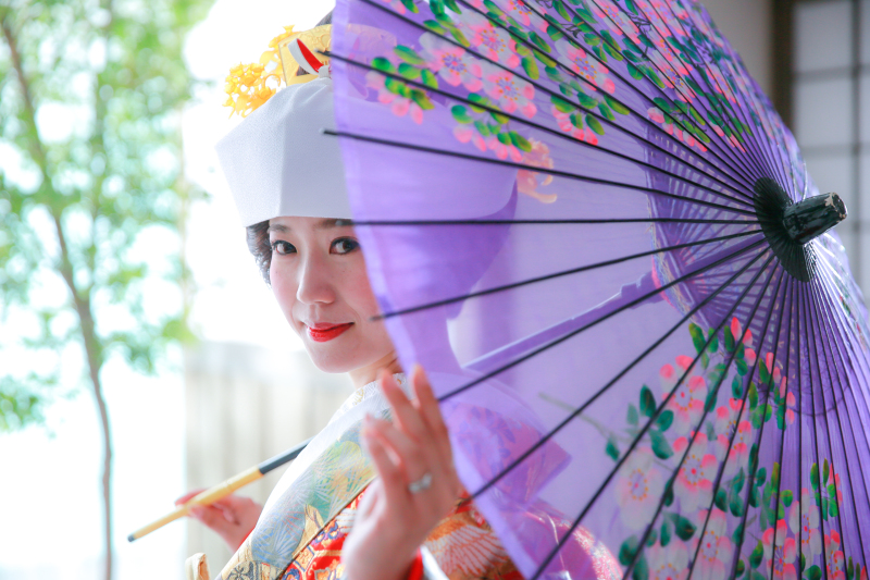 お二人の結婚写真の演出に、可愛い和傘も人気です。