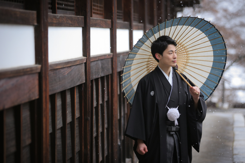 新郎さんは和傘をもって