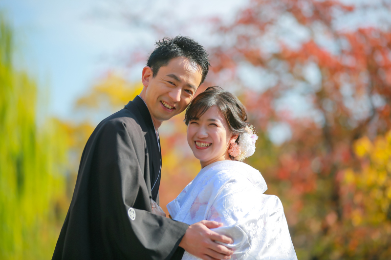 見頃の紅葉の下で