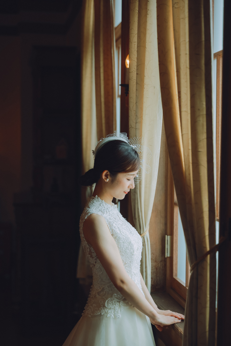 光が差し込む窓際で。