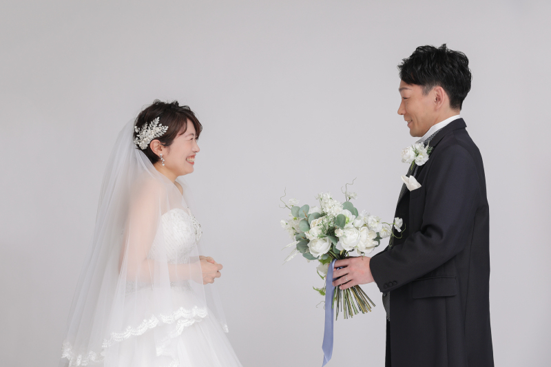 その花束を新婦様に手渡すシーン