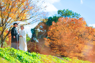 秋の紅葉が綺麗な京都鴨川でフォトウェディング。