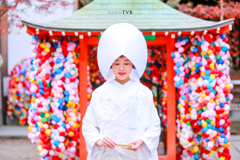 色鮮やかな背景に白無垢が映えます！