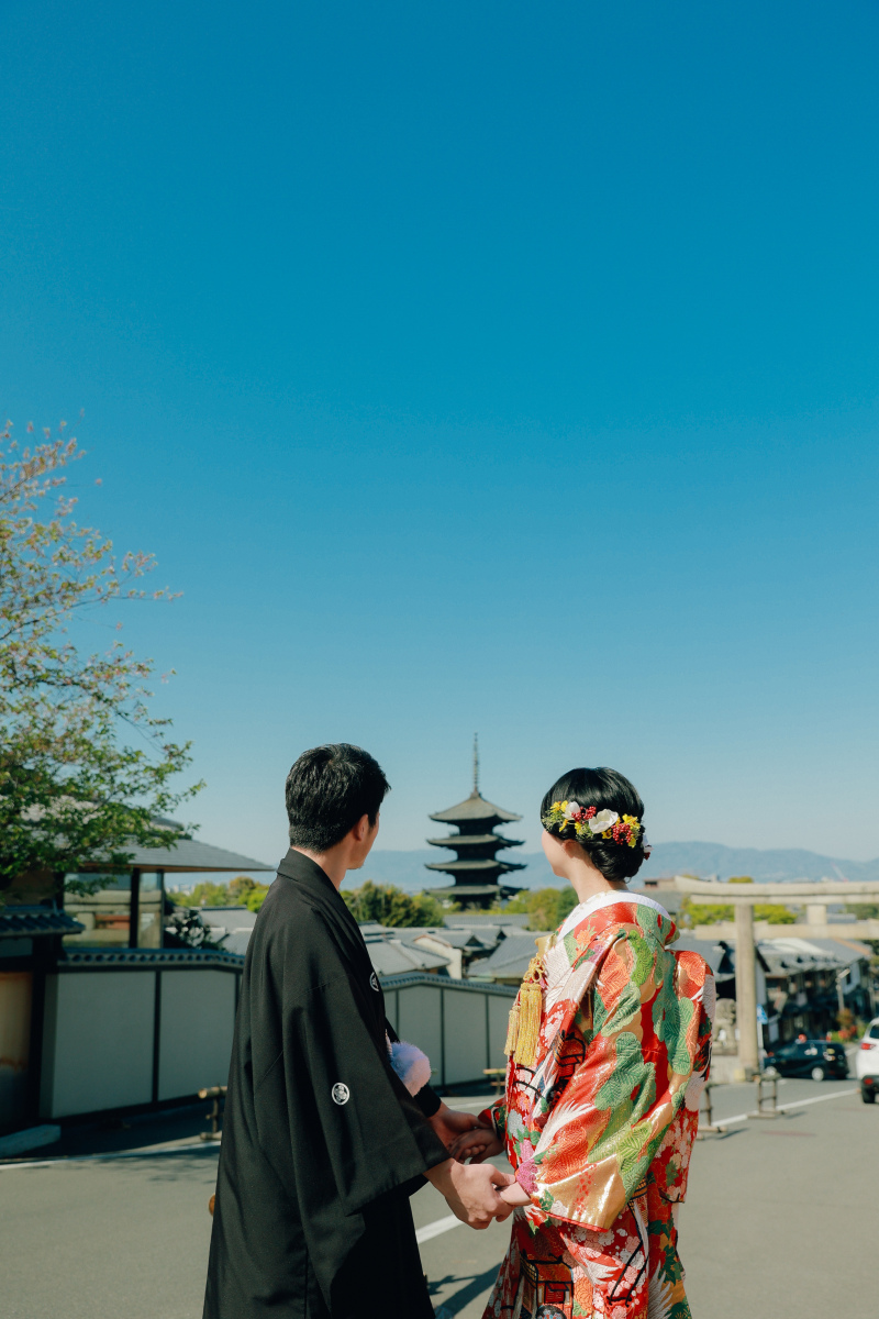 雲一つない京都の街と五重塔