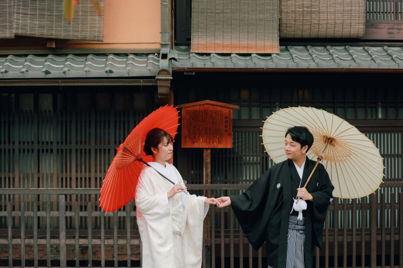 紅白の和傘を持って
