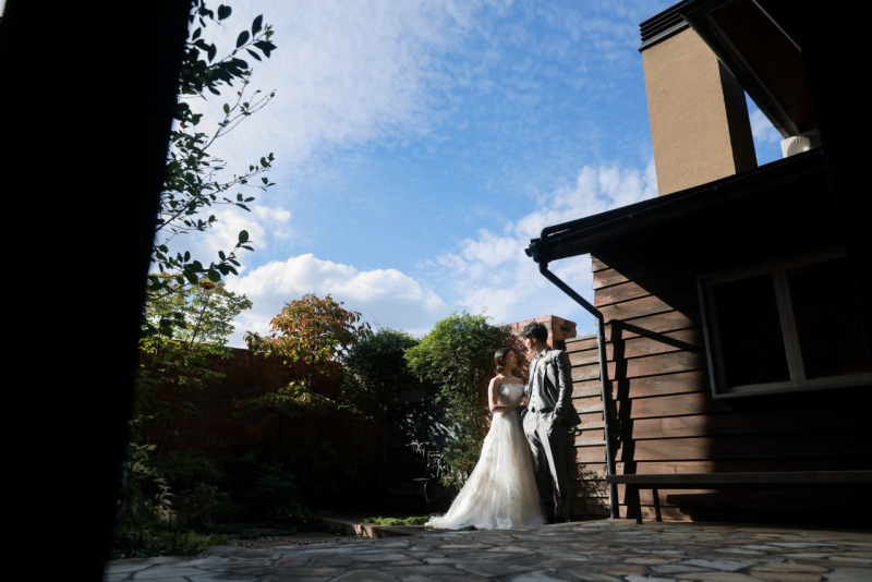  外に出て青空の下での撮影