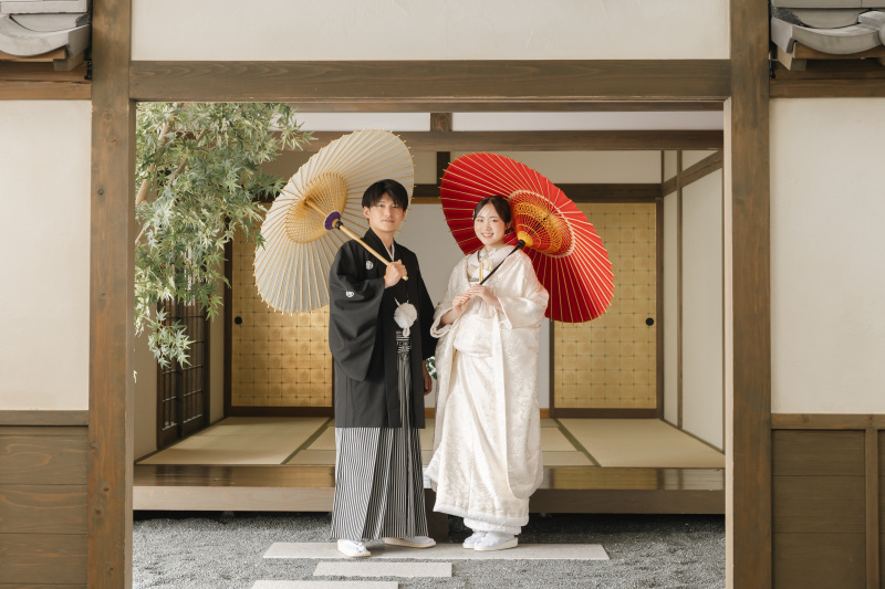紅白の番傘を使って…