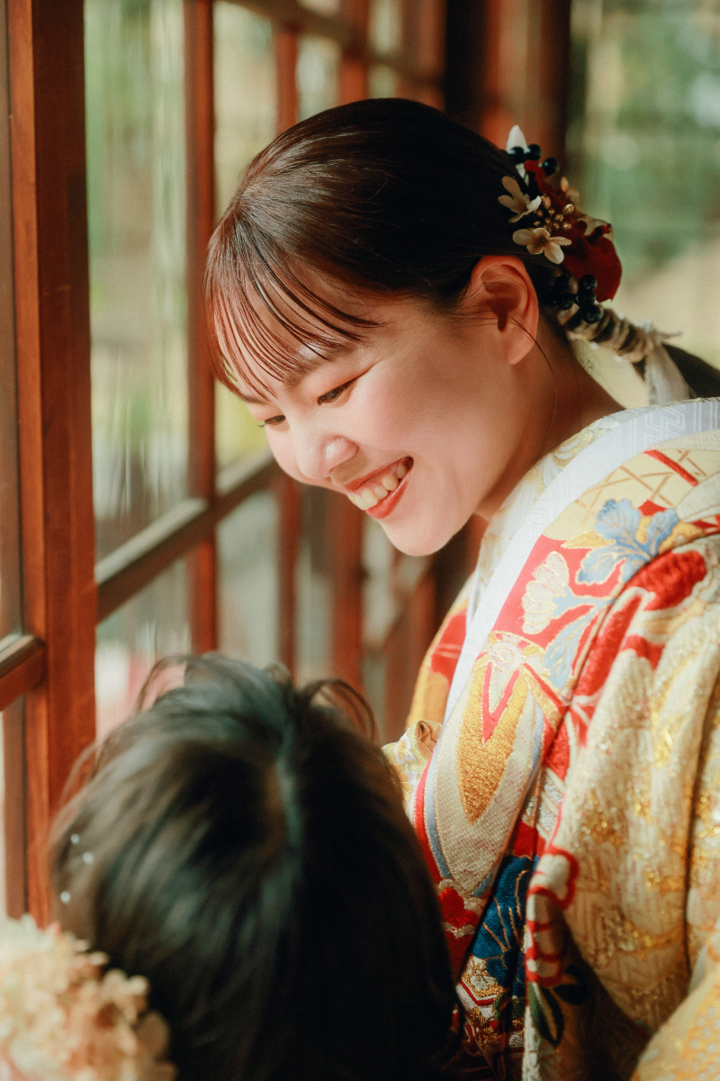 お子様を見つめる新婦様の表情