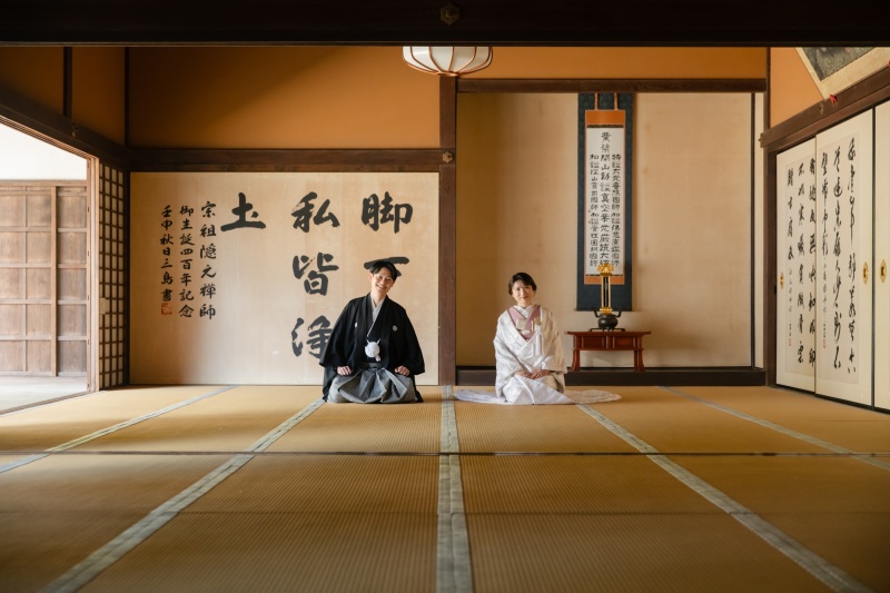 正座のカットも異国情緒溢れるカットに