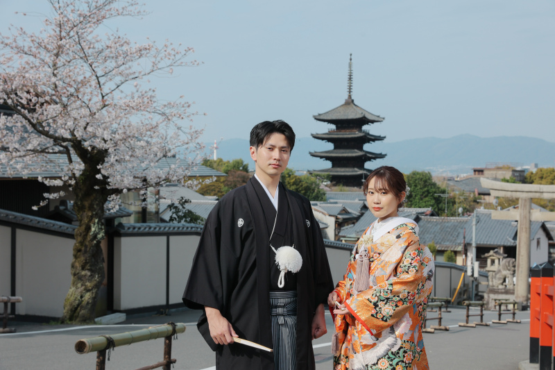 桜と八坂の塔を背景に