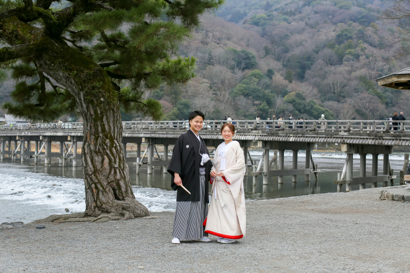 渡月橋で笑顔のフォトウェディング