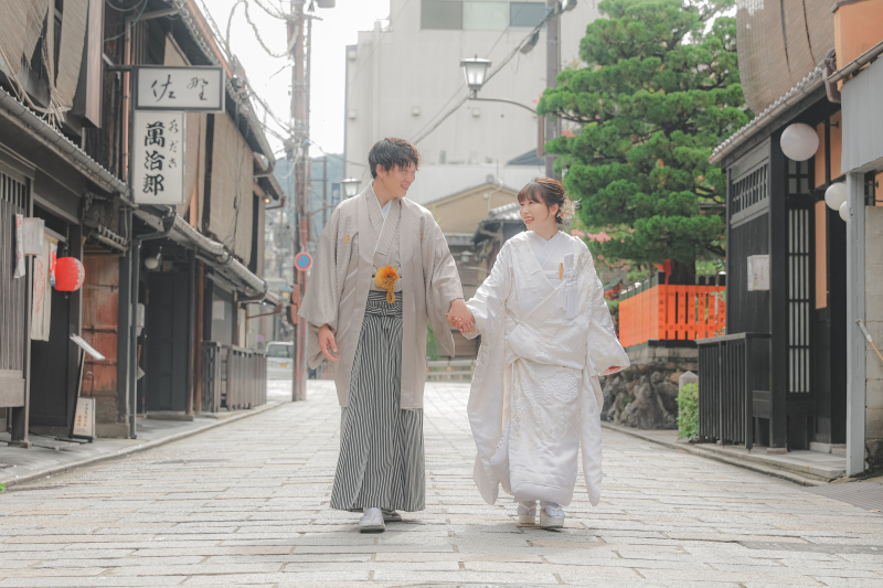 祇園の街並みをお散歩しながら仲良く前撮り＾＾