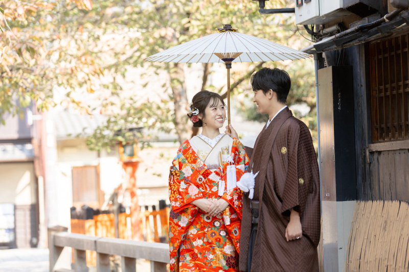 巽橋近くで傘をさして