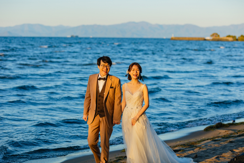 琵琶湖の砂浜をお二人で散歩しながら