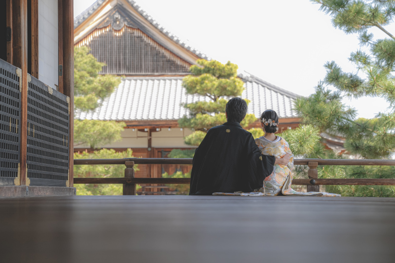 座っての後ろ姿